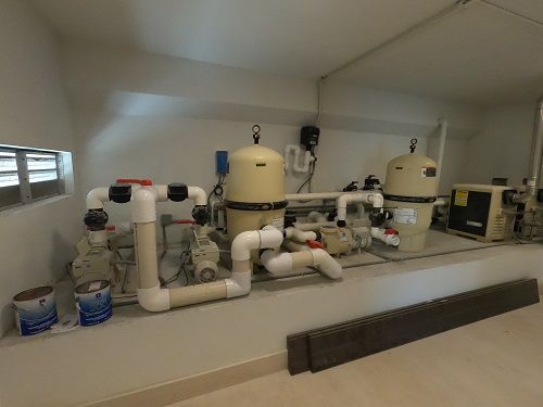 Certified Swimming Pool inspector in Florida performing swimming  pool equipment inspection