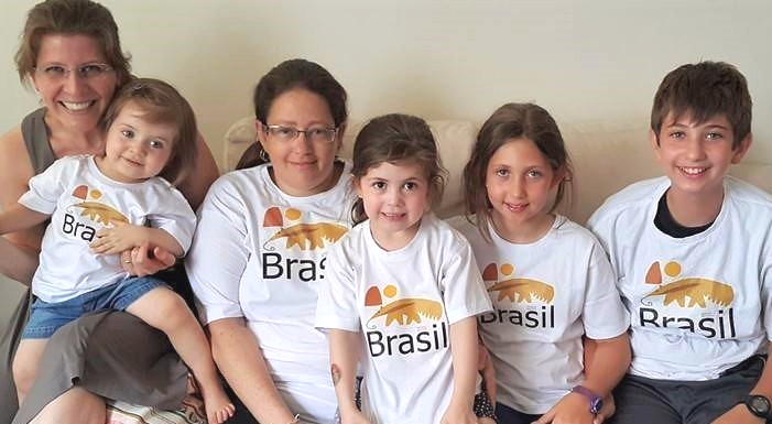 foto família crianças adultos sentados camisetas iguais estampa desenho tatu palavra brasil edgard bittencourt natureza maluca
