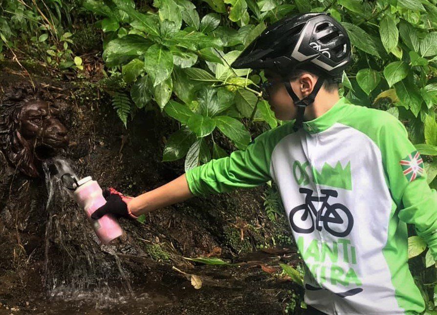foto camiseta ciclista altus turismo ecológico natureza fonte de água logo marca edgard bittencourt natureza maluca