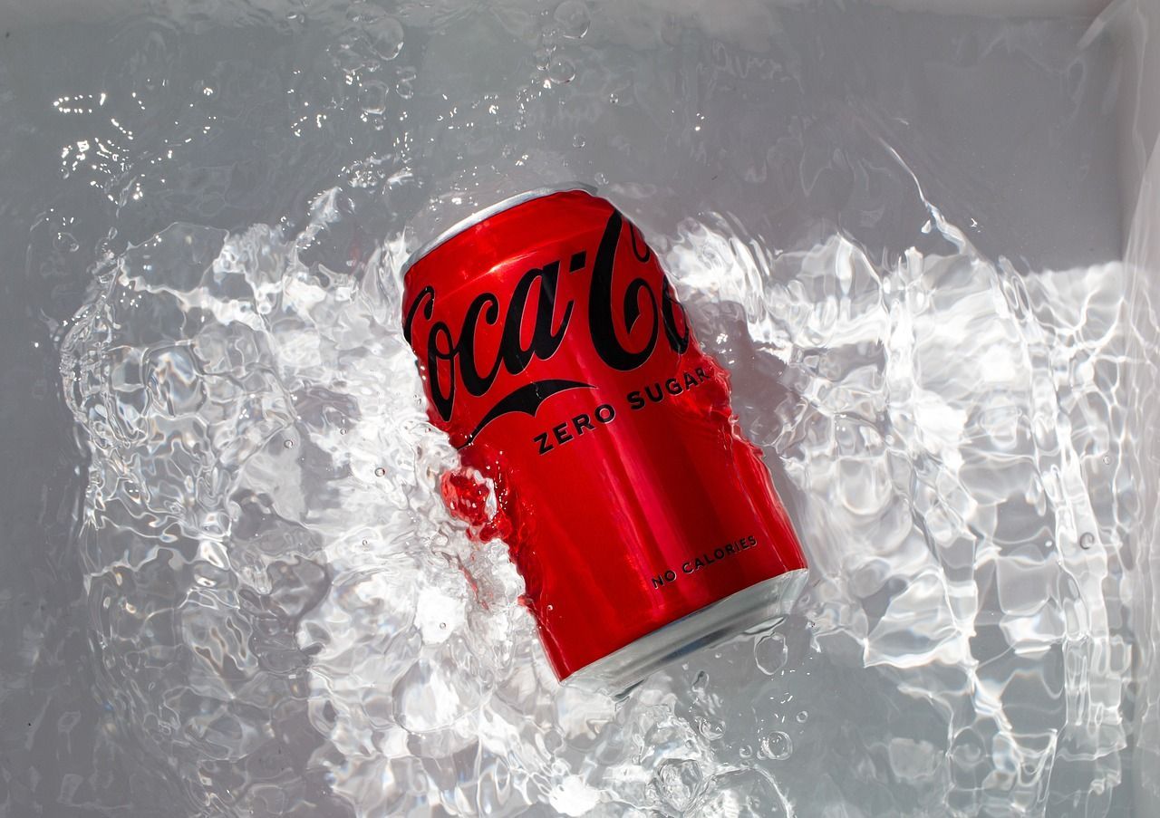 can_of_coca-cola-zero-sugar_coke-zero_in-water-ice_Cola-Zero.com