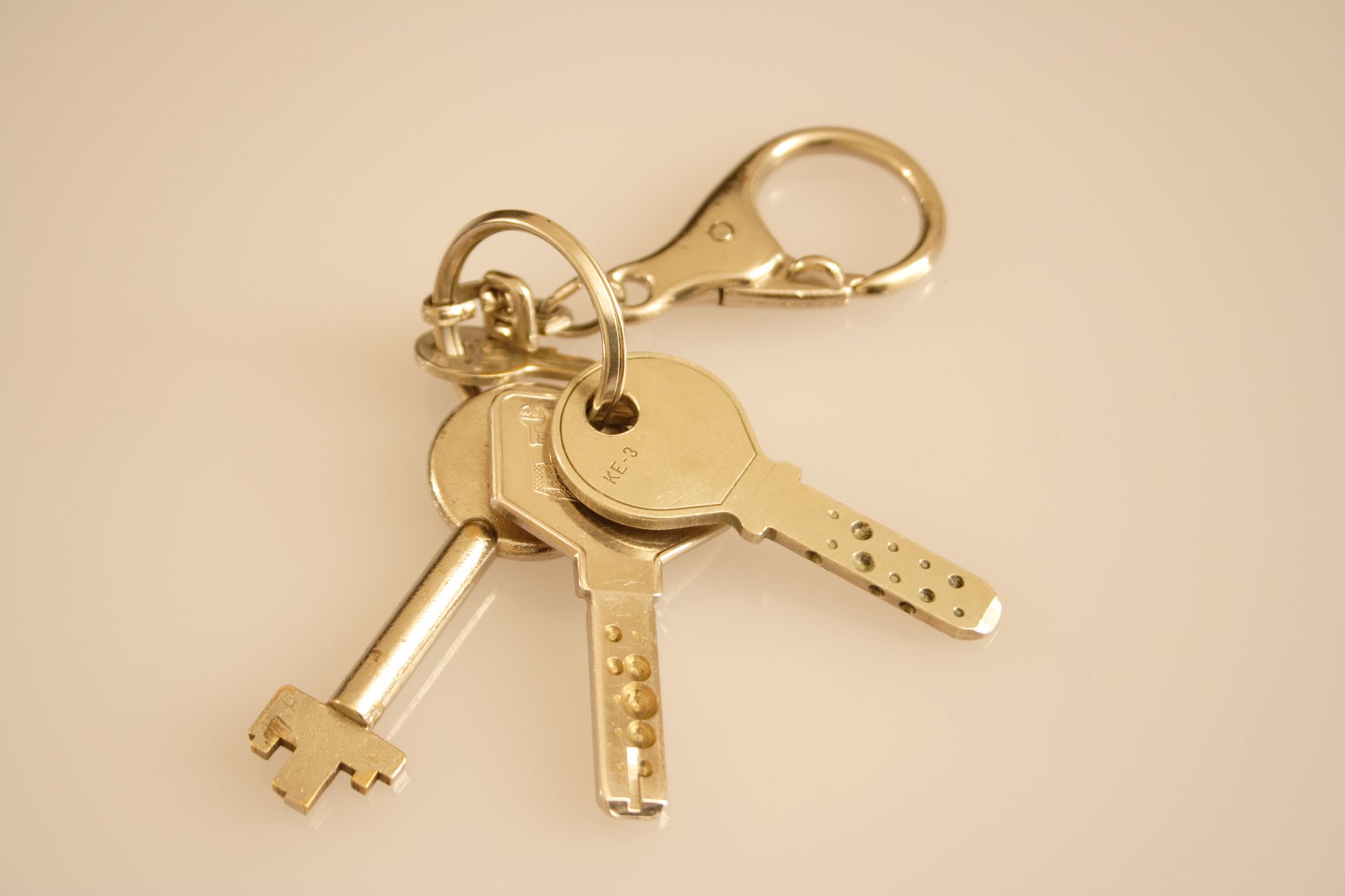 Un trousseau de clés est empilé les uns sur les autres