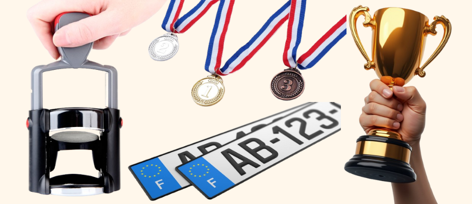 Une personne tient un trophée à côté d'une plaque d'immatriculation et de médailles.