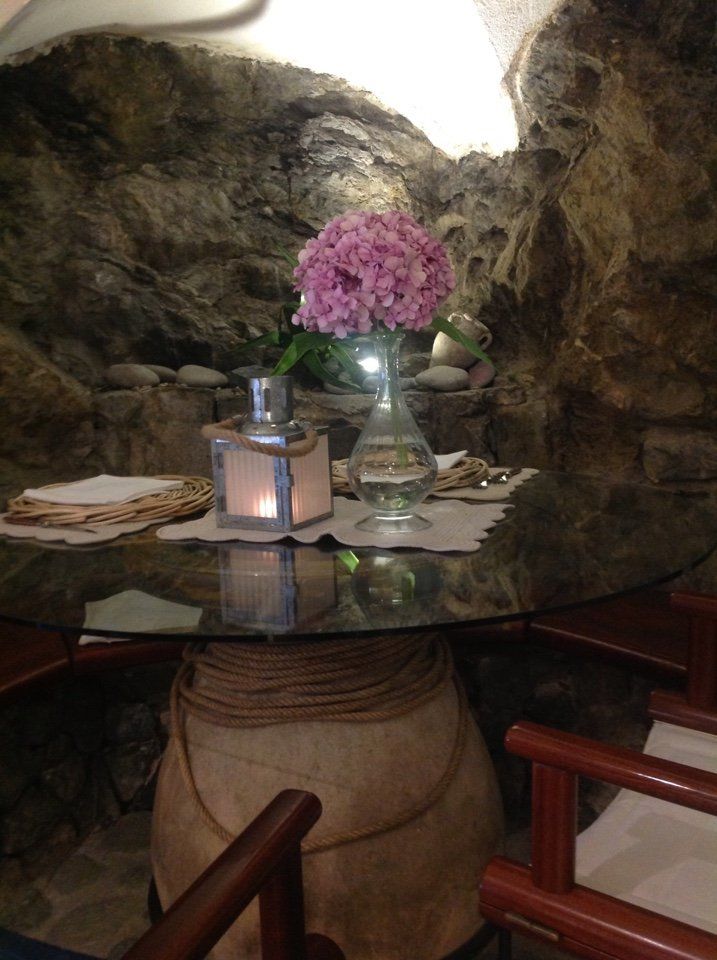 tavolo di ristoranti imbandito con fiori
