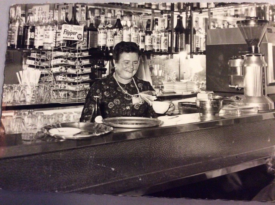 antiche foto ristorante: donna al bancone del bar