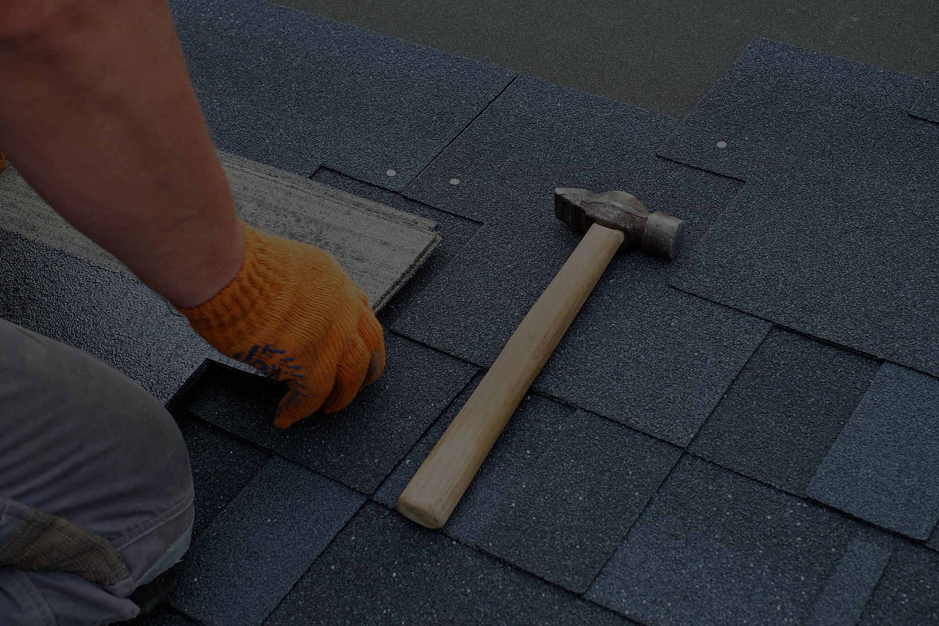 worker repairs roof 2