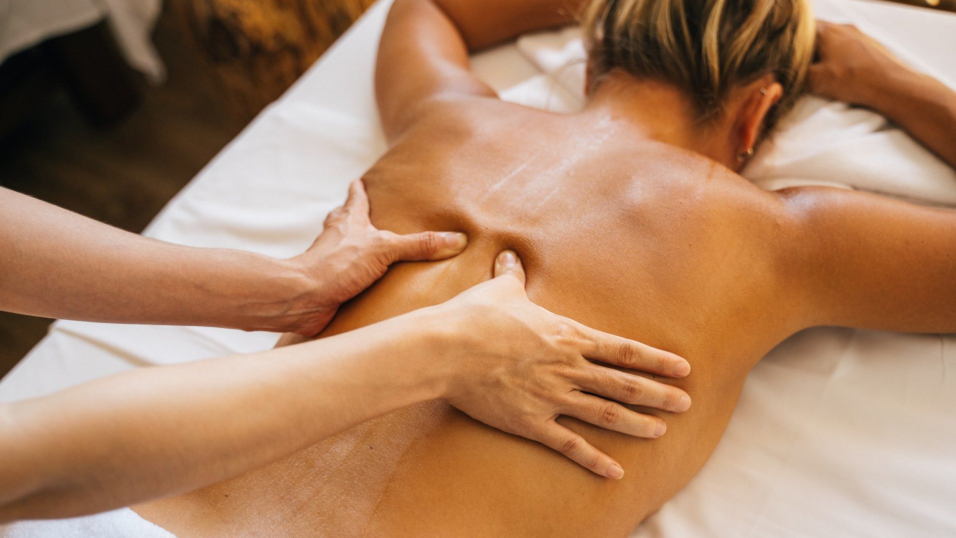 Eine Frau bekommt in einem Spa eine Rückenmassage.