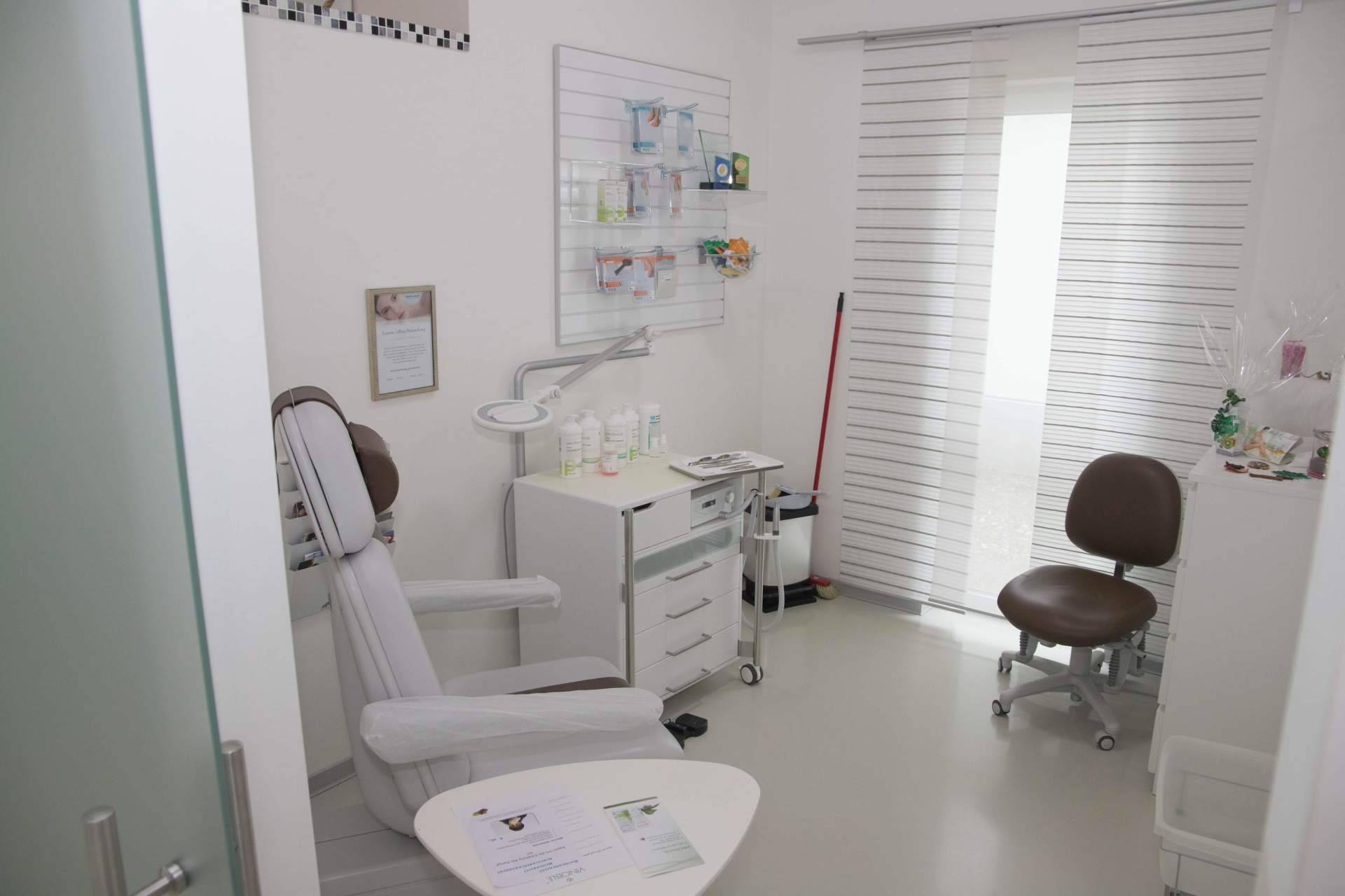 Ein Raum mit einem Stuhl und einem Tisch darin