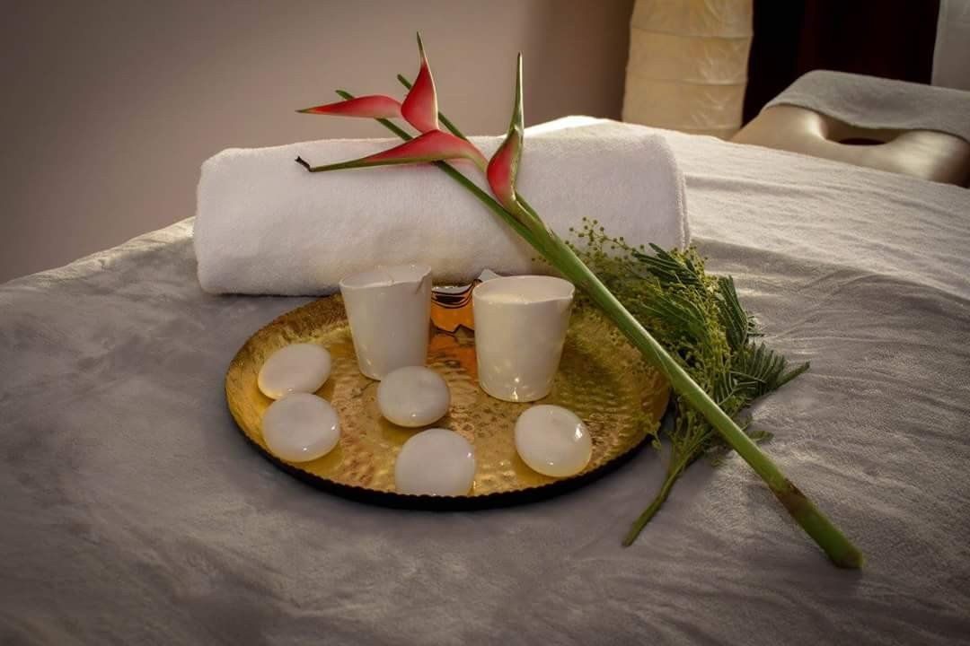 Ein Tisch mit einem Handtuch, Kerzen und Blumen darauf.