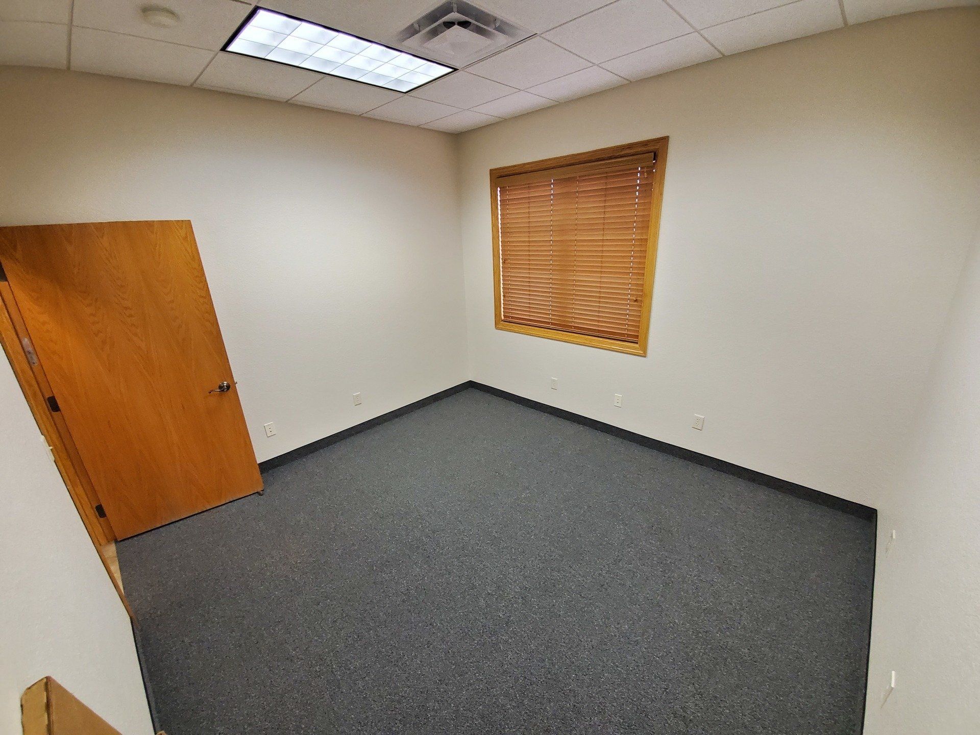 Office with window to rent