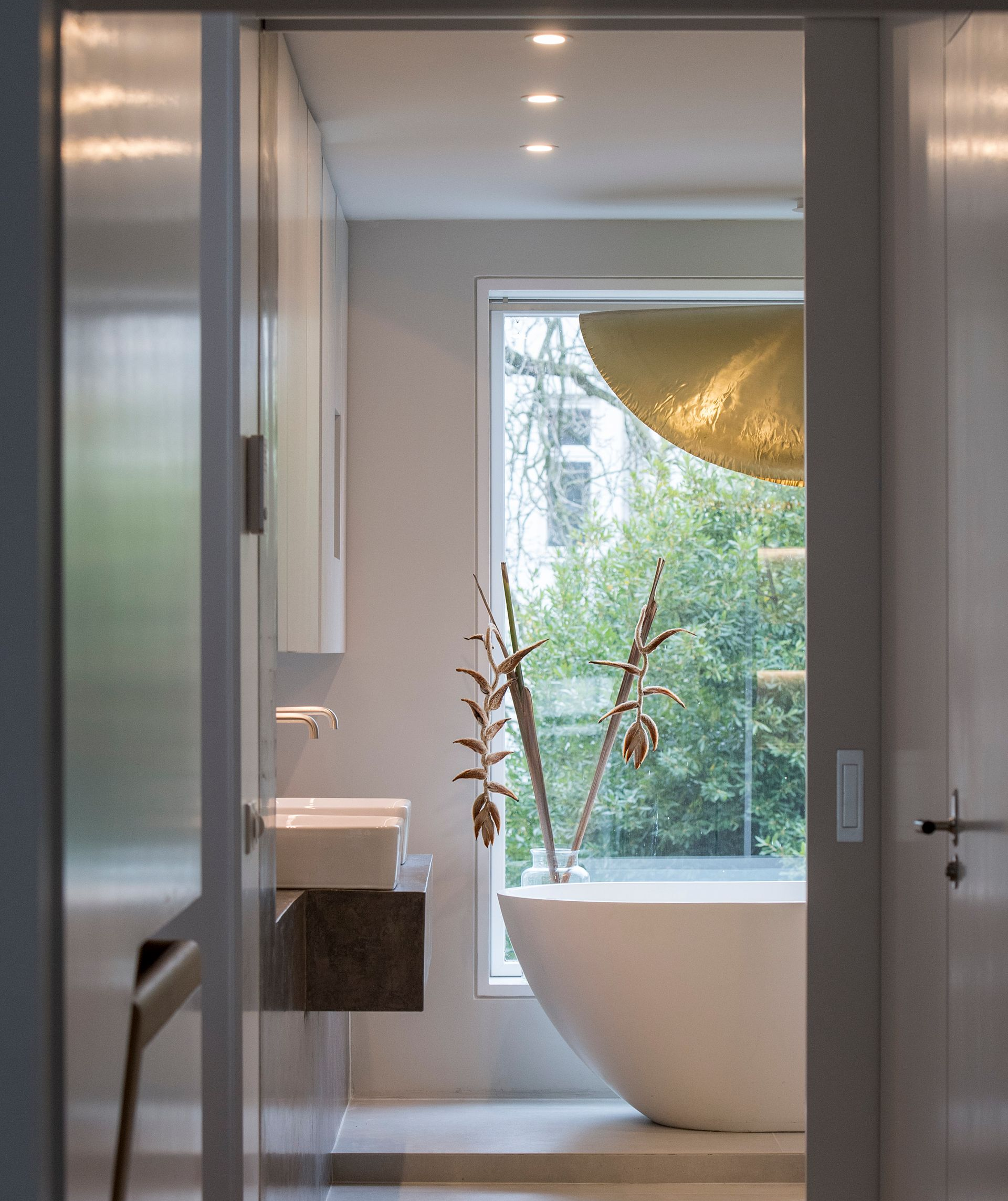 Een keuken met een groot eiland en drie krukken.