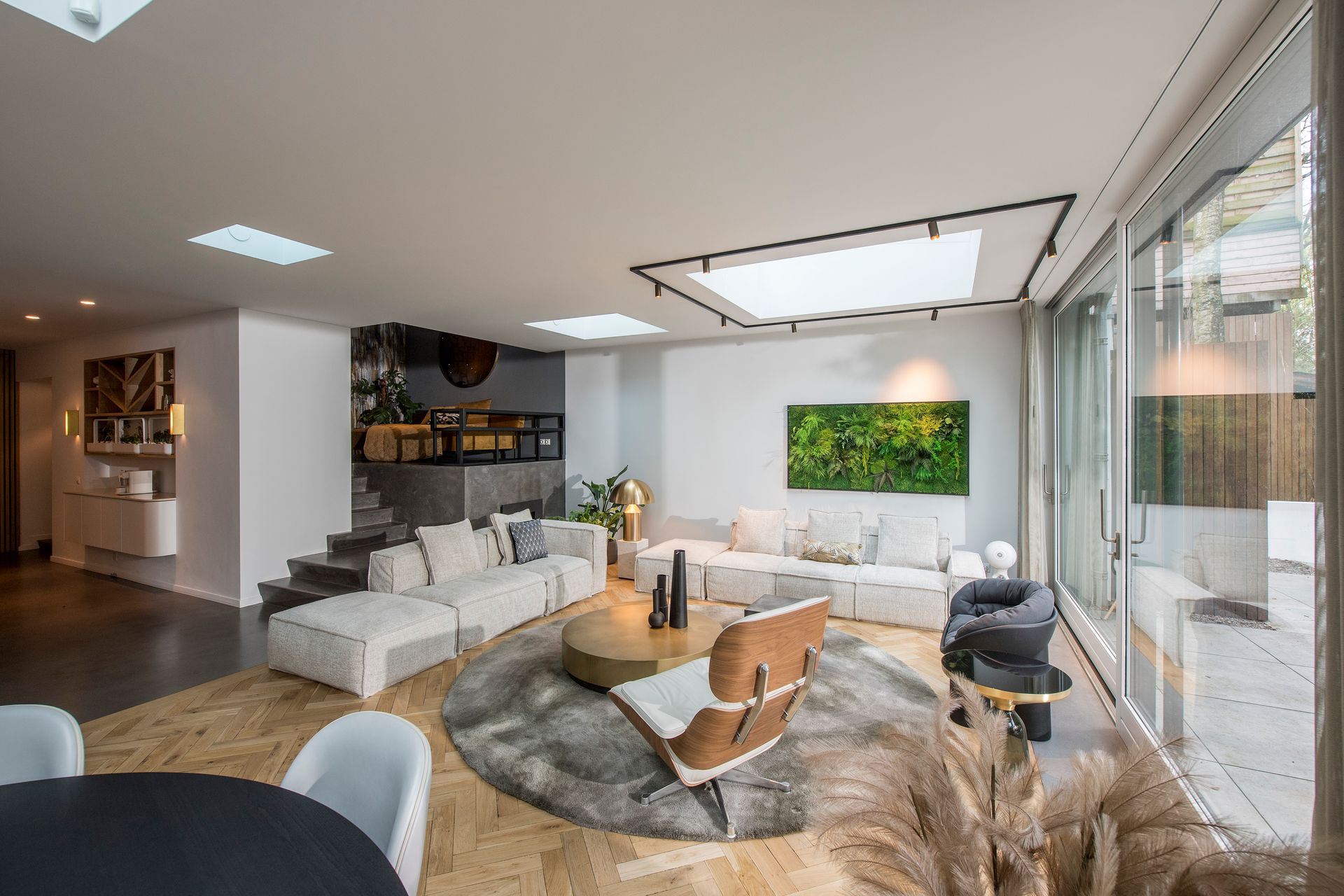 Een man knielt op de grond in een kamer.