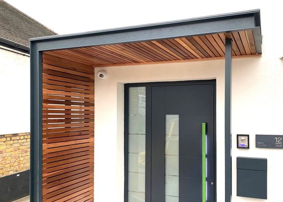 Contemporary porch in aluminium and cedar