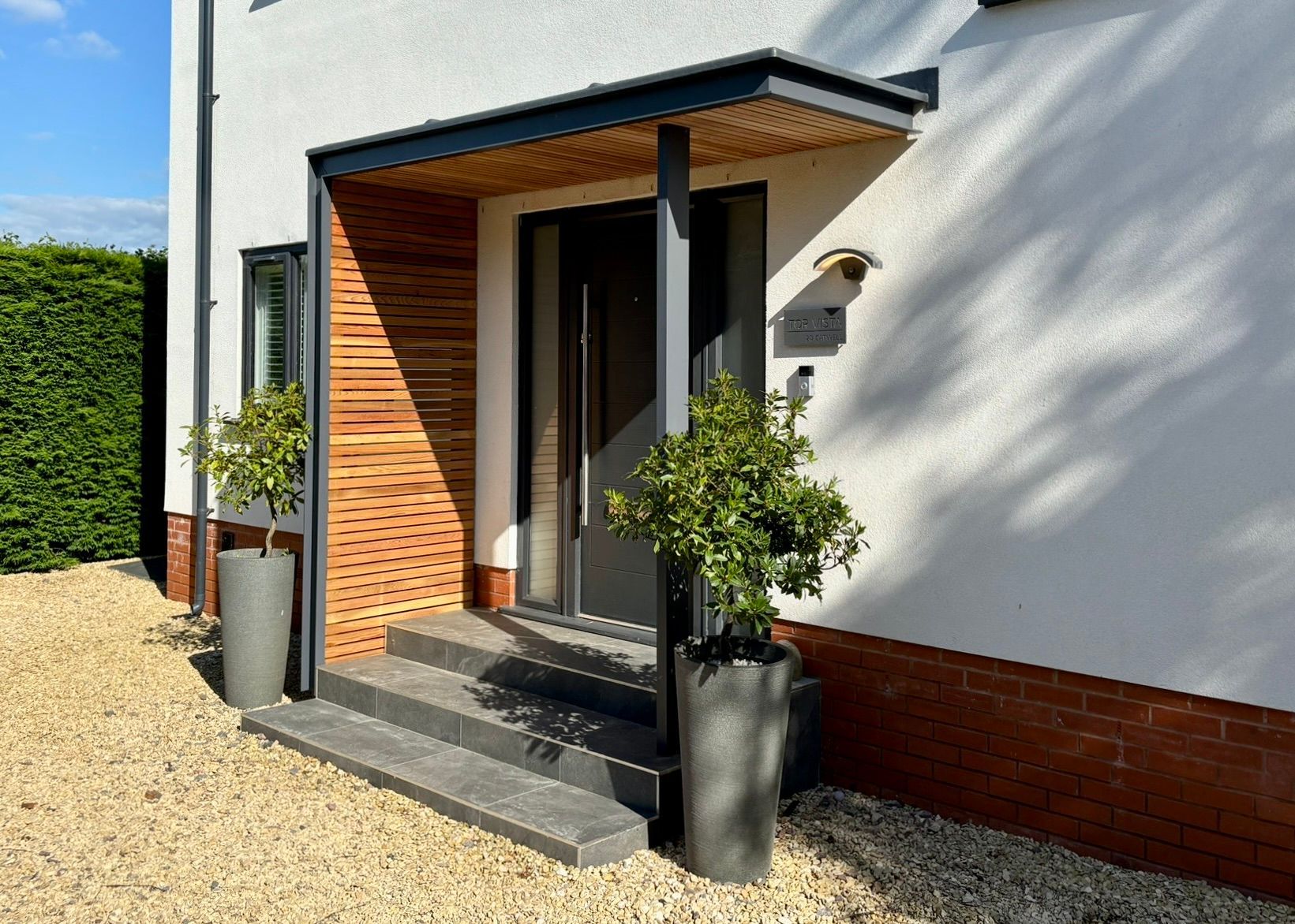 Contemporary porch in aluminium and cedar