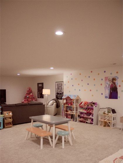 There is a table and chairs in the middle of the room - Omaha, NE - BluePrint Construction