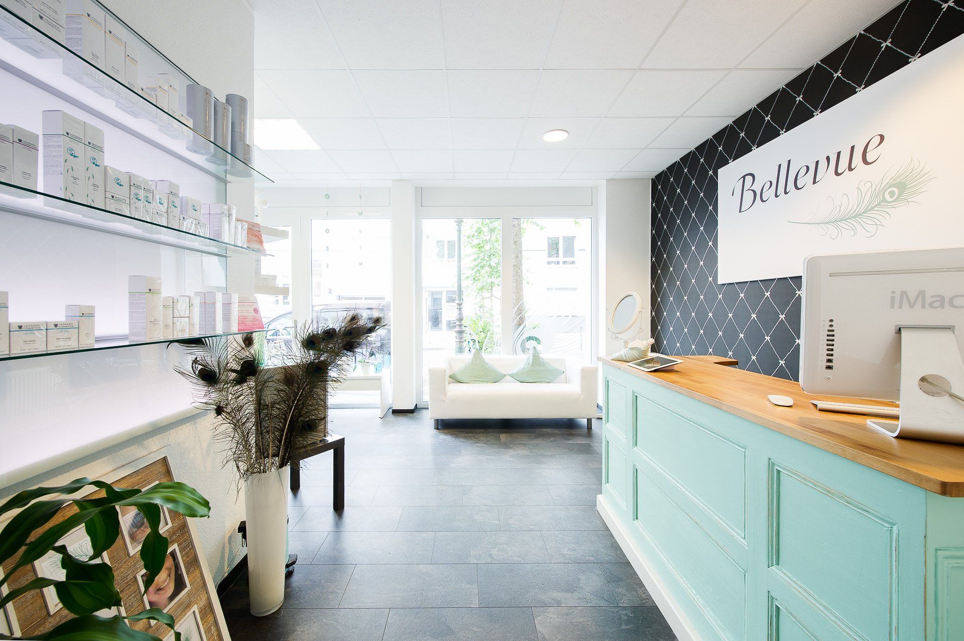 Eine Ladenfront mit einem Schild mit der Aufschrift „Bellevue“