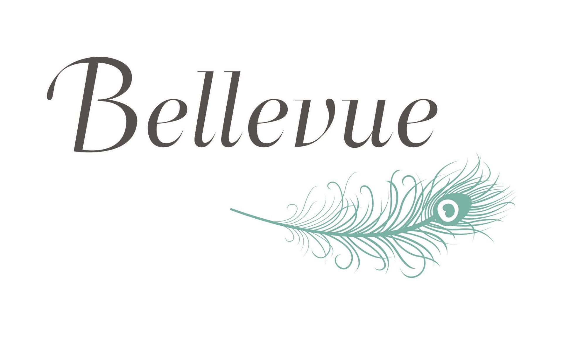 Ein Logo für Bellevue mit einer Pfauenfeder auf weißem Hintergrund.