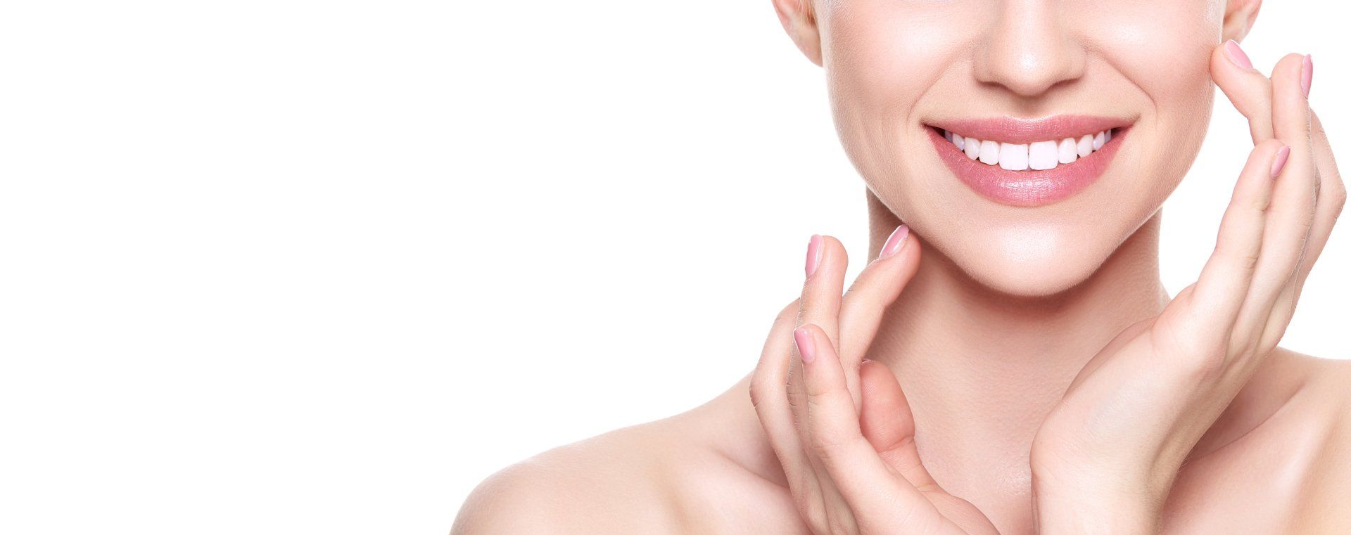 Eine Frau lächelt und berührt ihr Gesicht mit ihren Händen.