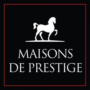 Un logo pour maisons de prestige avec un cheval blanc sur fond noir.