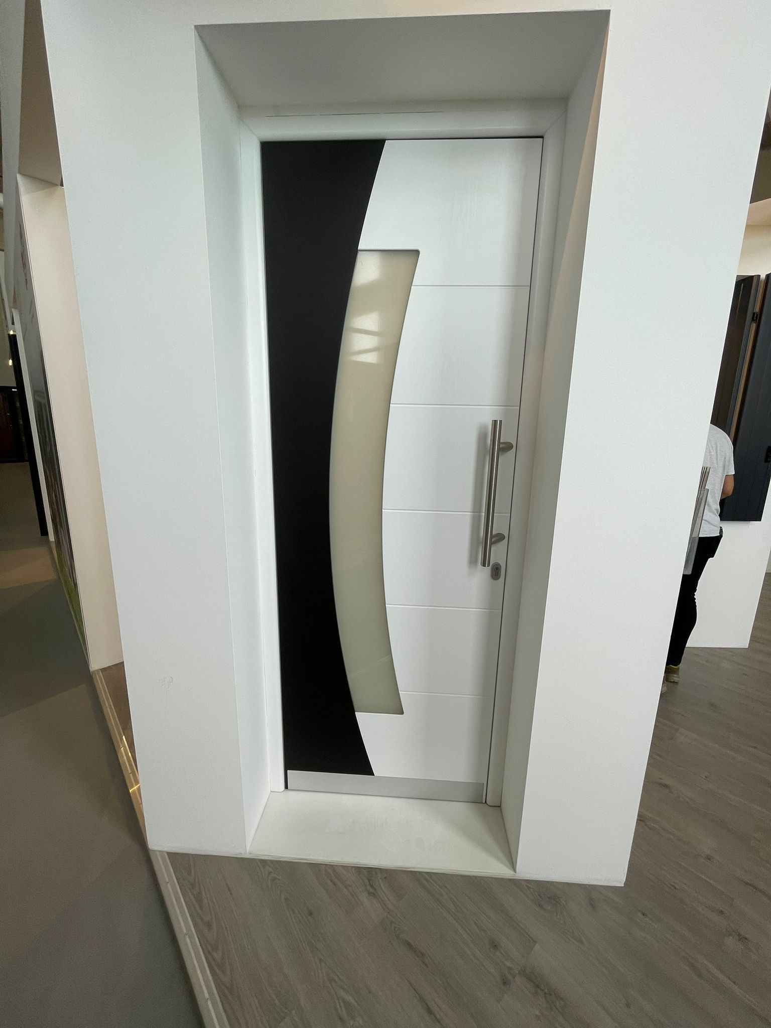 Una porta bianca con un disegno in bianco e nero