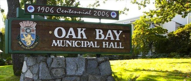 Welcome to Oak Bay sign