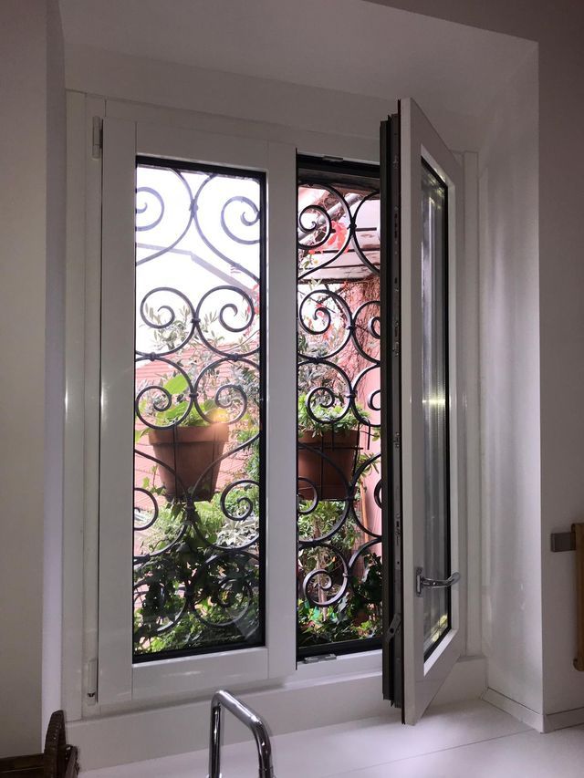 finestra in pvc con apertura verso l'interno