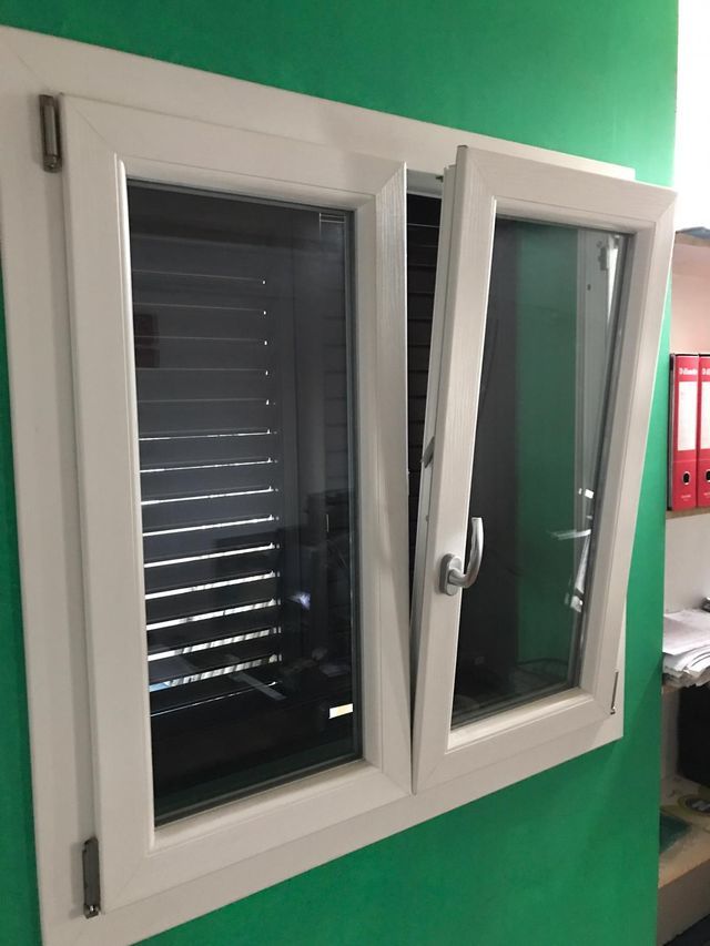 finestra in pvc con apertura verso l'interno