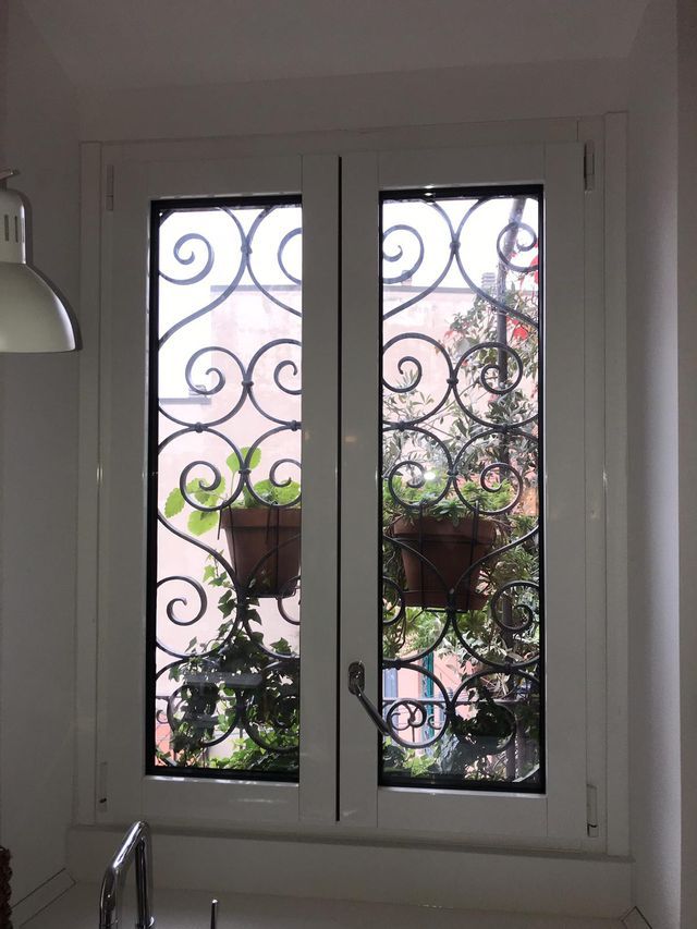 finestra in pvc con grata in ferro