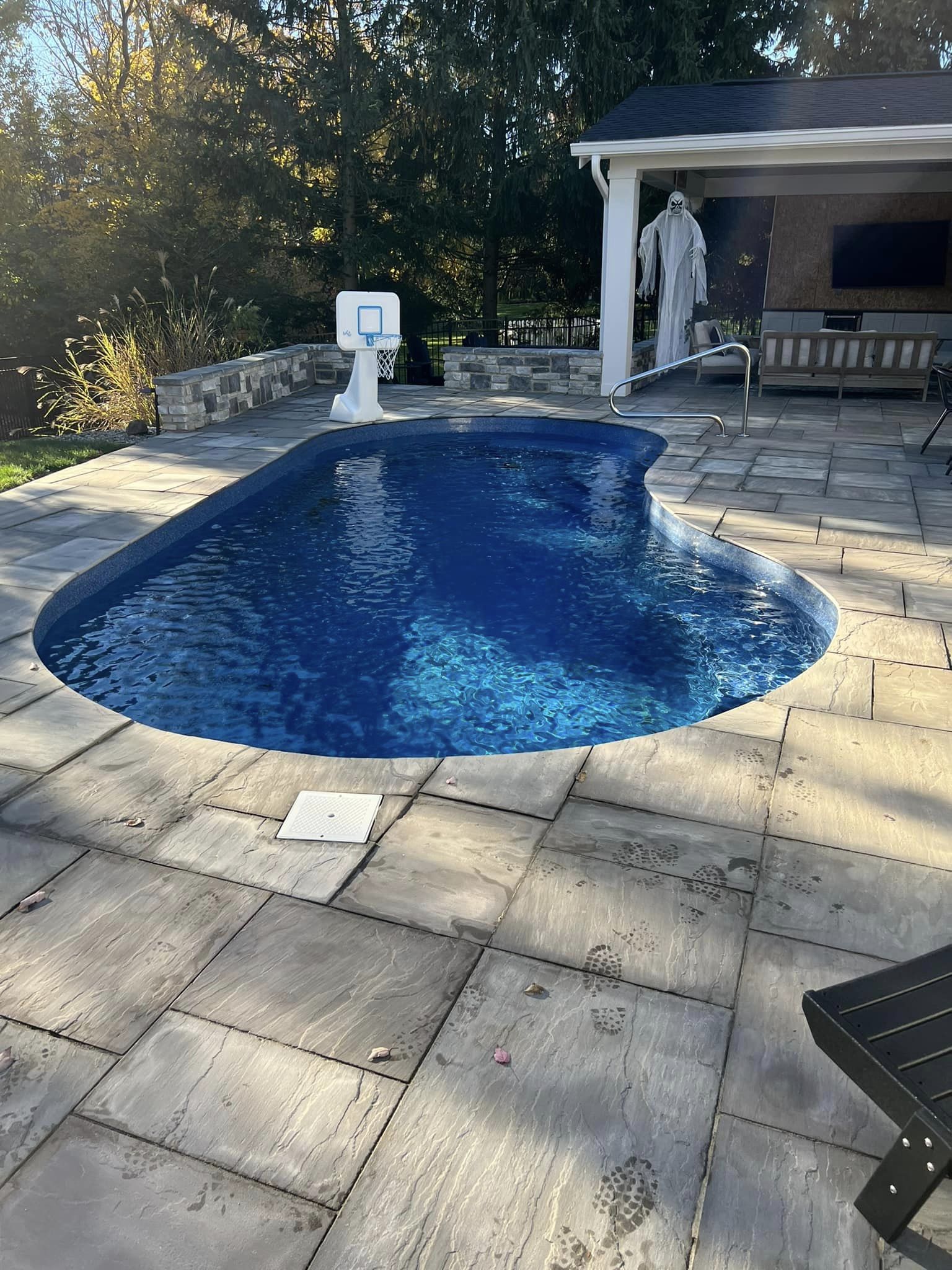 A Kidney Design Swimming Pool - Delaware, OH - Outdoor Living Pools & Patio
