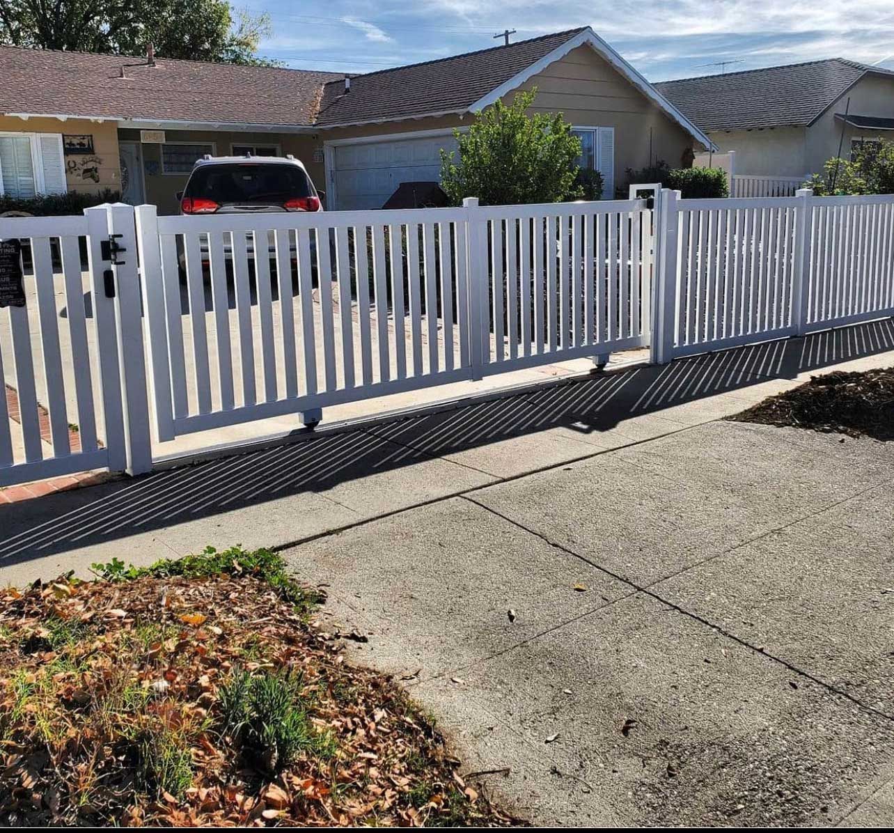 Vinyl Sliding Gate – Los Angeles, CA – Reyes Fencing
