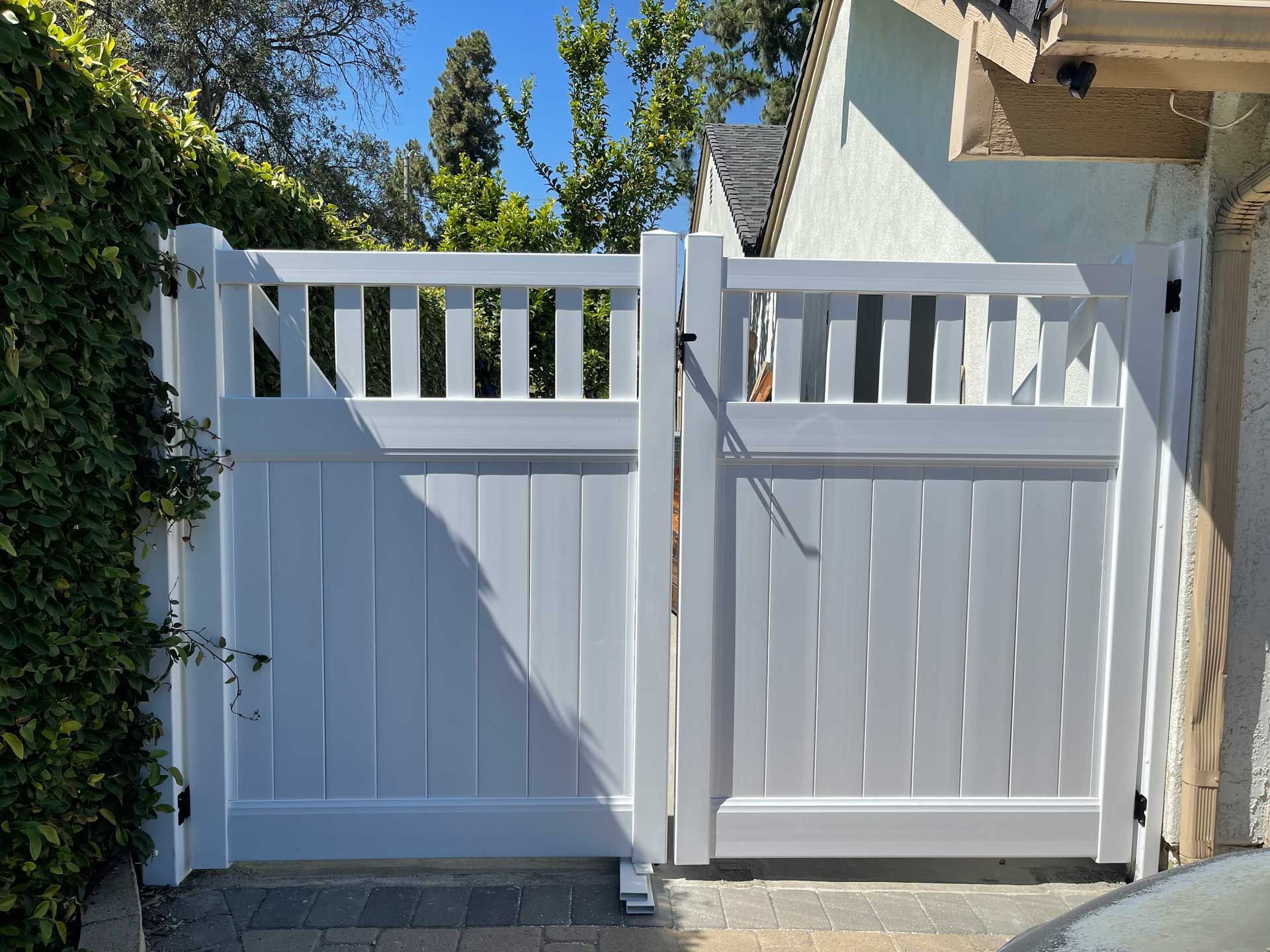 Vinyl Gate – Los Angeles, CA – Reyes Fencing
