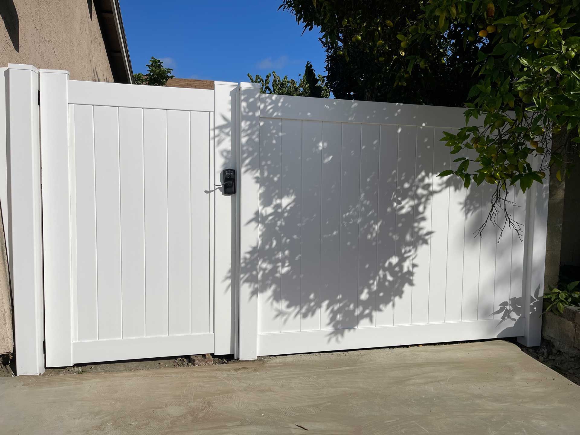 Vinyl Door – Los Angeles, CA – Reyes Fencing
