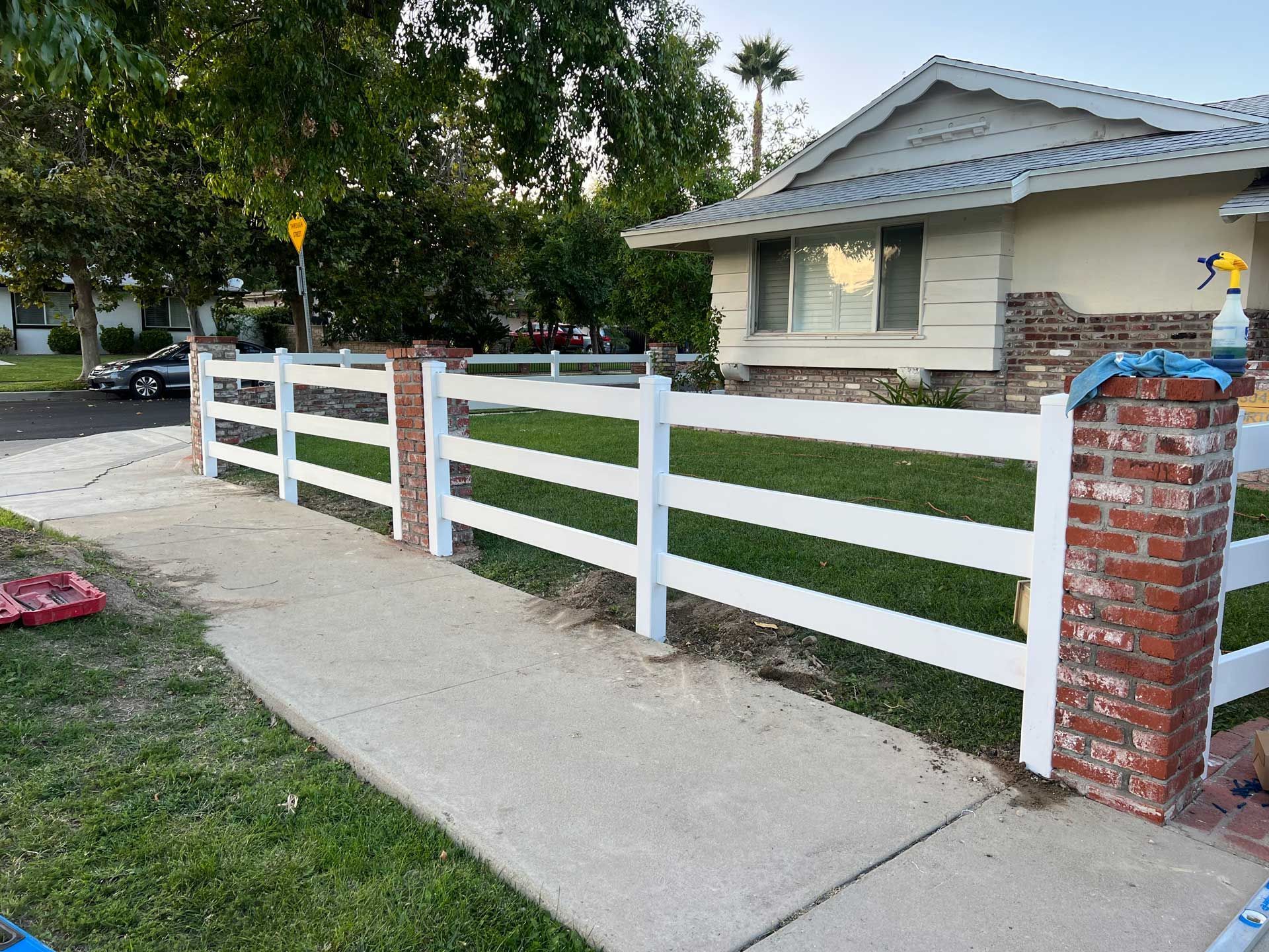 Vinyl Lawn Fence – Los Angeles, CA – Reyes Fencing