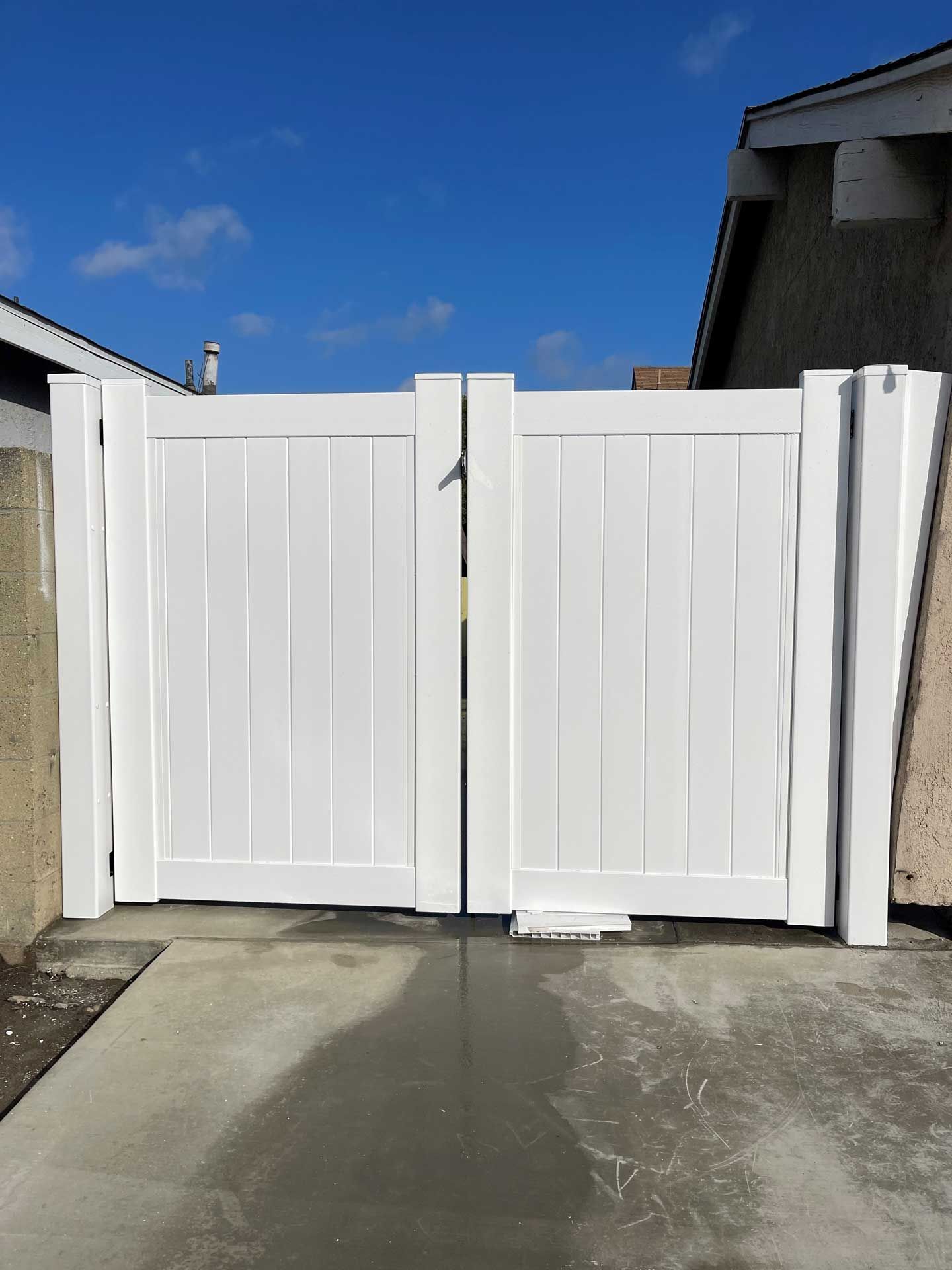 Vinyl Bi-folding Gate – Los Angeles, CA – Reyes Fencing
