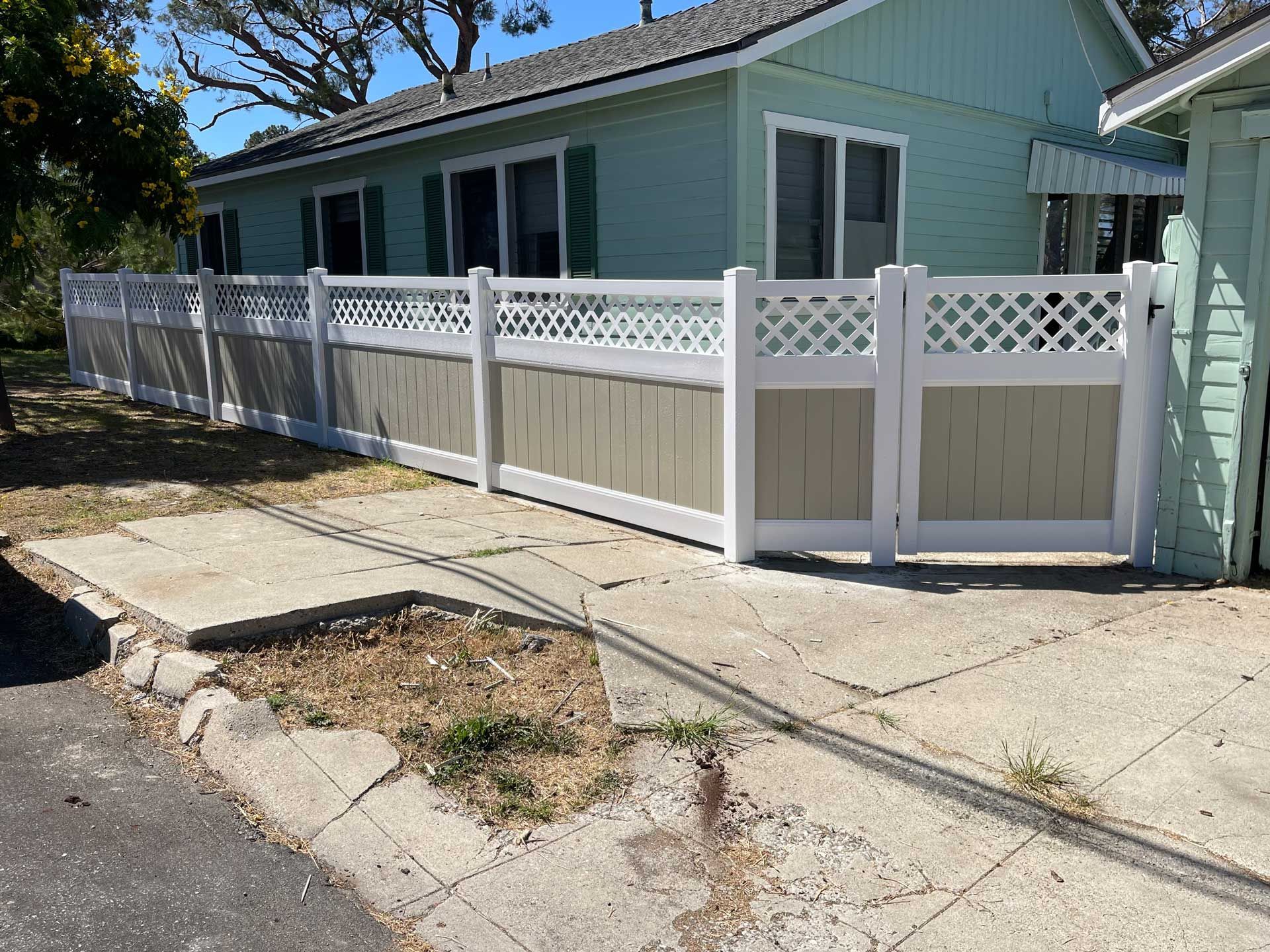 Vinyl Residential Fence – Los Angeles, CA – Reyes Fencing
