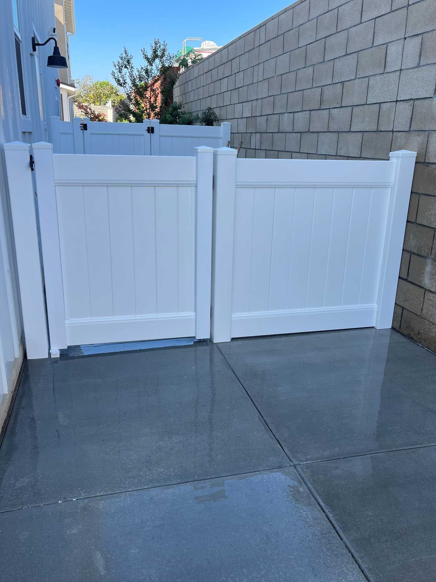 Vinyl Gates – Los Angeles, CA – Reyes Fencing