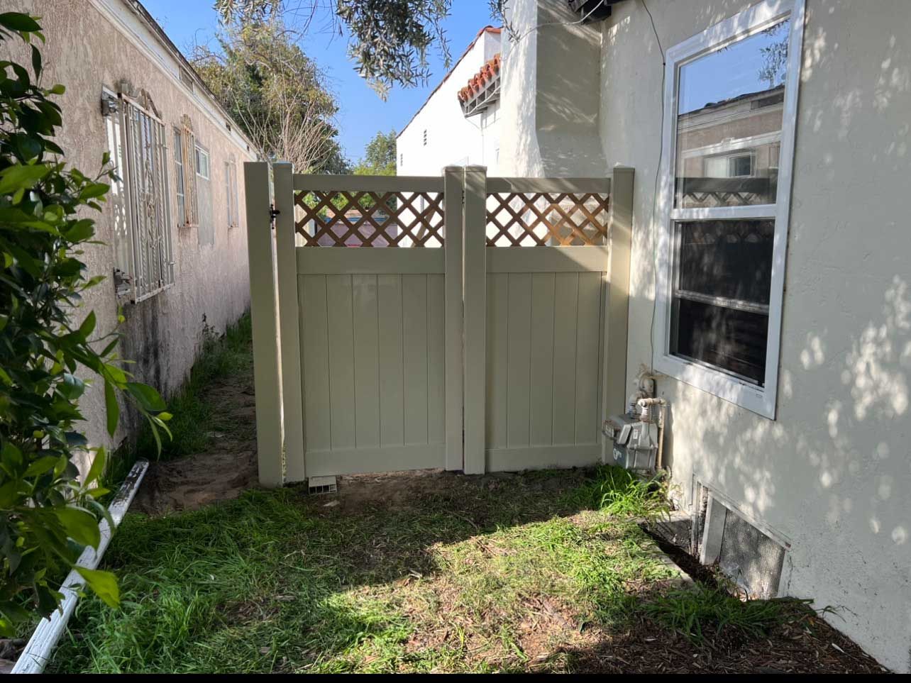 Vinyl Backyard Fence – Los Angeles, CA – Reyes Fencing