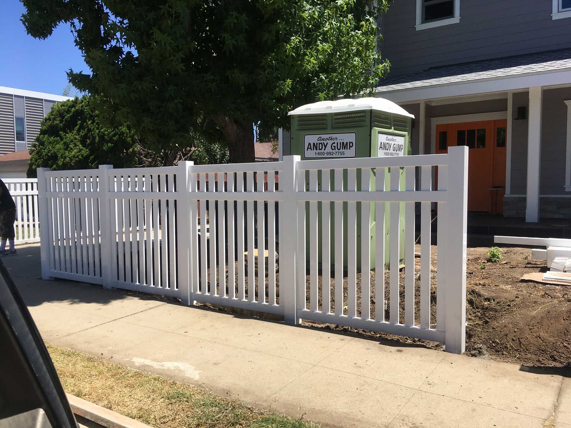 Front Yard Vinyl Fence – Los Angeles, CA – Reyes Fencing