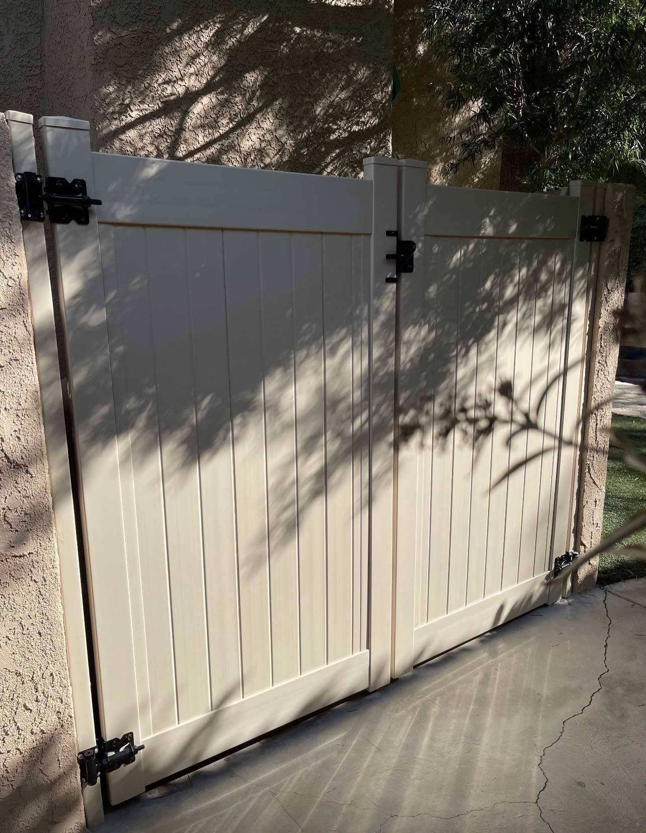 Bi-folding Vinyl Gate – Los Angeles, CA – Reyes Fencing