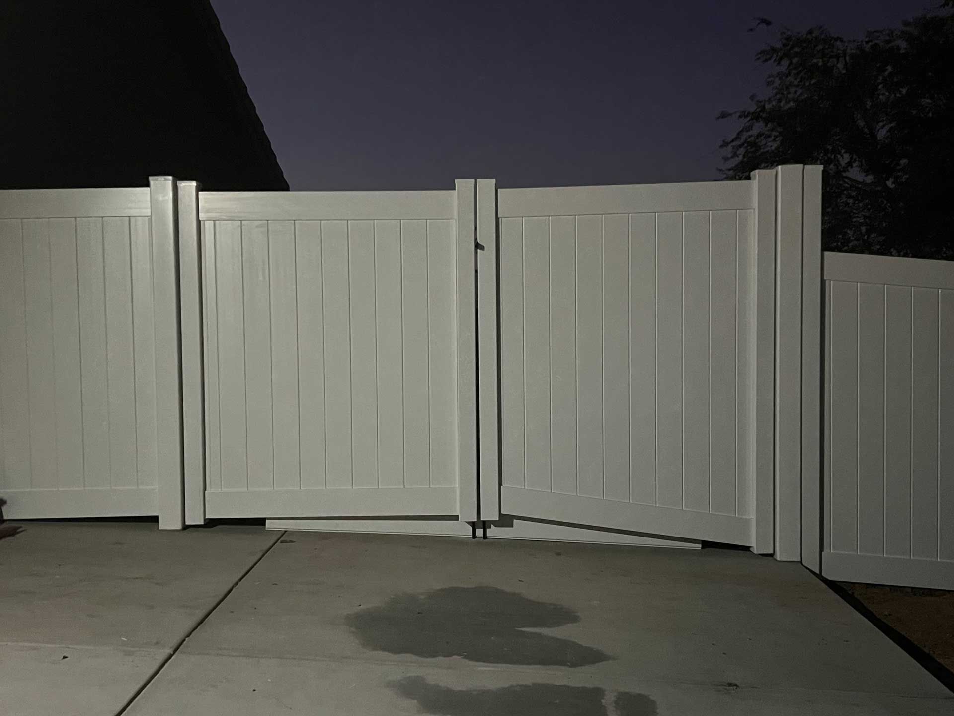 Downhill Vinyl Fencing – Los Angeles, CA – Reyes Fencing