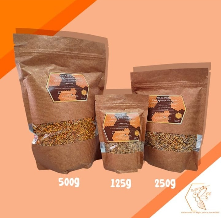 Tres bolsas de papel marrón con polen de abeja de diferentes tamaños y etiquetas, sobre un fondo naranja.