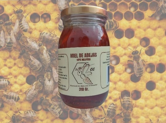 Tarro de miel con una etiqueta que dice 