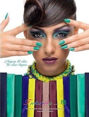 modelo con telas de tonos verdes