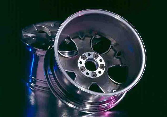 Anlagen von Loeser zum Entgraten von Autofelgen und Rädern