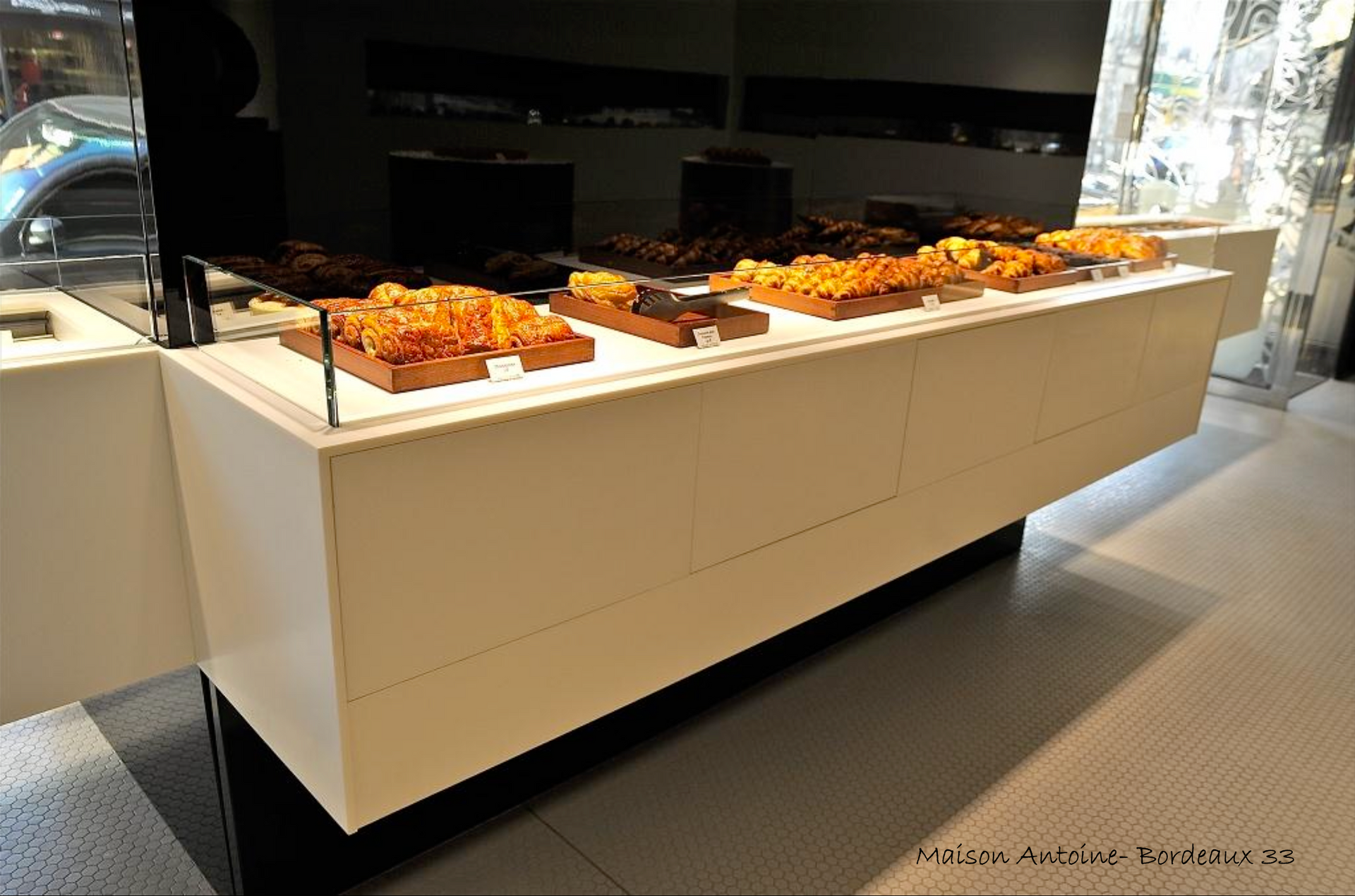 Un comptoir d'exposition avec divers produits de boulangerie.