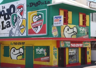 Un bâtiment coloré, le bar 