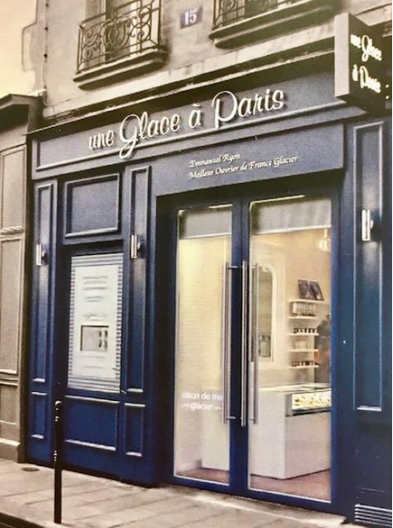 Façade bleue du glacier "Une Glace à Paris" avec une porte vitrée.