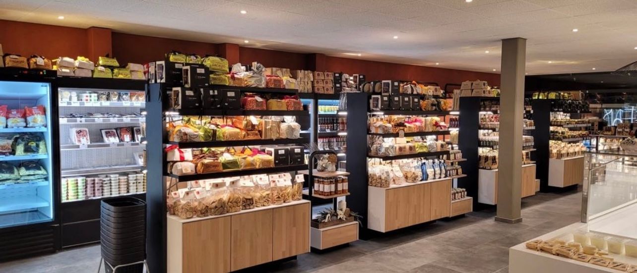 À l'intérieur d'un magasin ; étagères et armoires remplies de divers produits alimentaires.