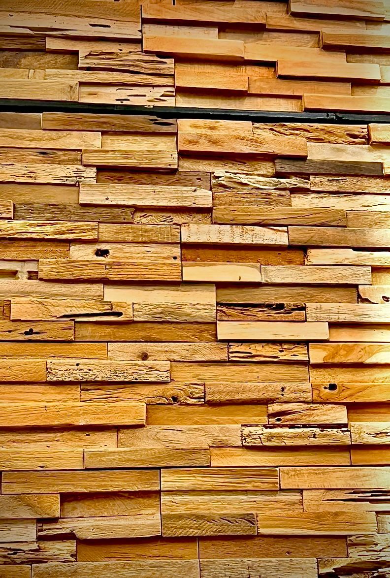 Mur en bois avec des planches brun clair variées disposées horizontalement, créant une apparence texturée et naturelle.