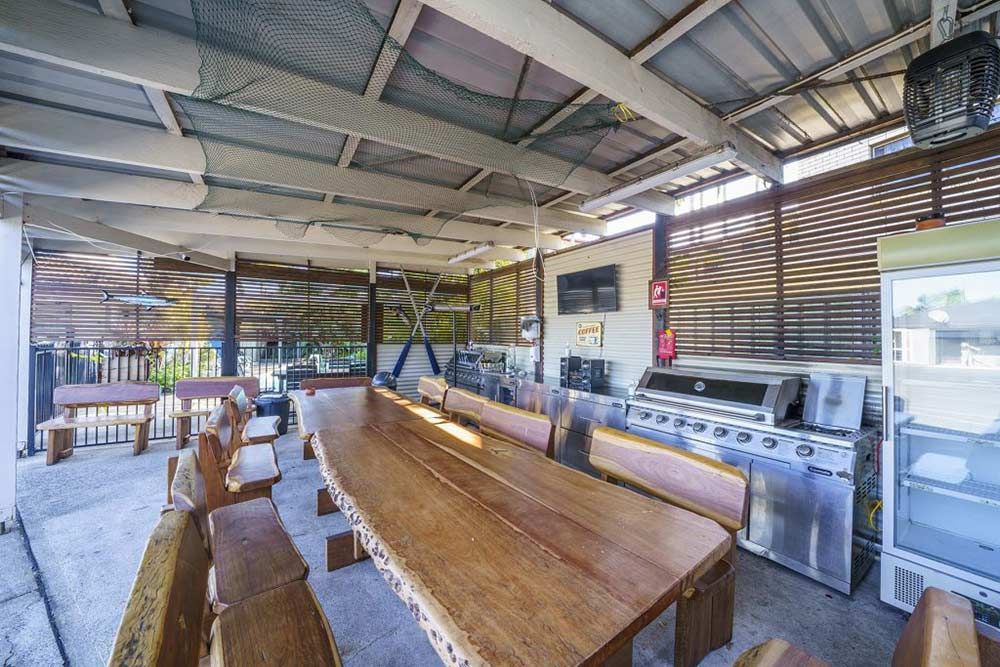 There Is A Long Wooden Table And Chairs In The Middle Of The Room β Woongarra Motel In North Haven, NSW
