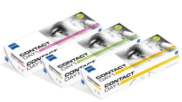Confezioni di lenti a contatto Zeiss Contact Day 1 nei colori rosa, verde e giallo, con grafica raffigurante un occhio.